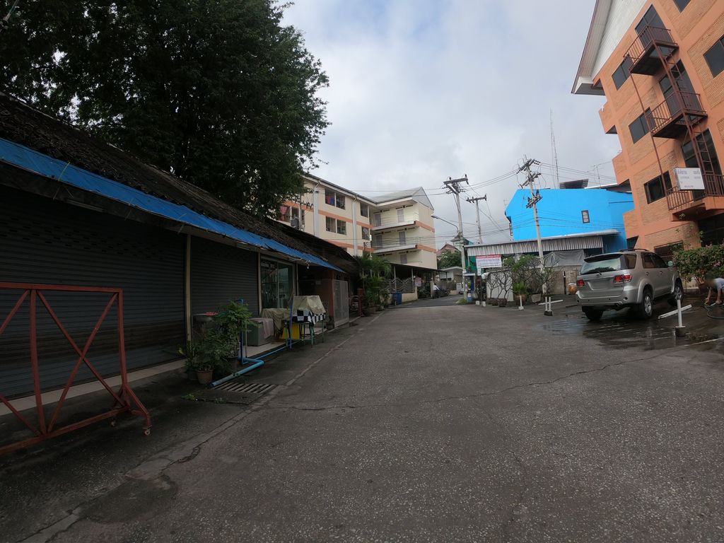ภาพถนนตรงที่ Tiger's Tea ตั้งอยู่ ถ่ายโดย chanuwath_grab พ.ศ. 2562 (2019) · A street-level view of where Tiger's Tea stands, by chanuwath_grab in 2562 (2019)