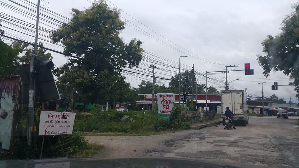 ภาพถนนตรงที่ The1990s_MJU ตั้งอยู่ ถ่ายโดย jrcarlsen พ.ศ. 2561 (2018) · A street-level view of where The1990s_MJU stands, by jrcarlsen in 2561 (2018)