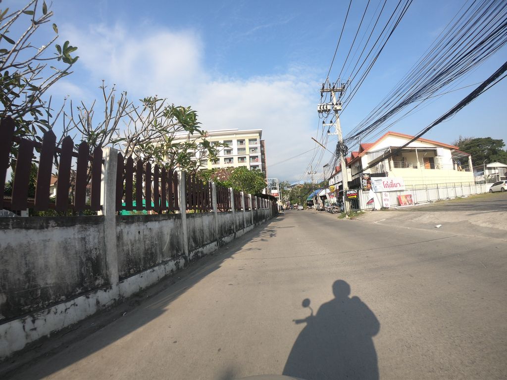 ภาพถนนตรงที่ หม่าล่าพาเพลิน สันติธรรม ตั้งอยู่ ถ่ายโดย chanuwath_grab พ.ศ. 2562 (2019) · A street-level view of where หม่าล่าพาเพลิน สันติธรรม · Mala Phaphloen Santitham stands, by chanuwath_grab in 2562 (2019)
