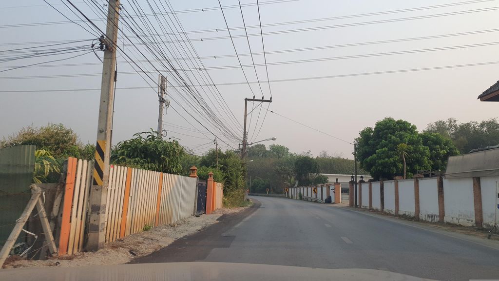 ภาพถนนตรงที่ วุฒิชัยคาร์แคร์ ตั้งอยู่ ถ่ายโดย jrcarlsen พ.ศ. 2566 (2023) · A street-level view of where วุฒิชัยคาร์แคร์ · Wuthi Chai Car Care stands, by jrcarlsen in 2566 (2023)