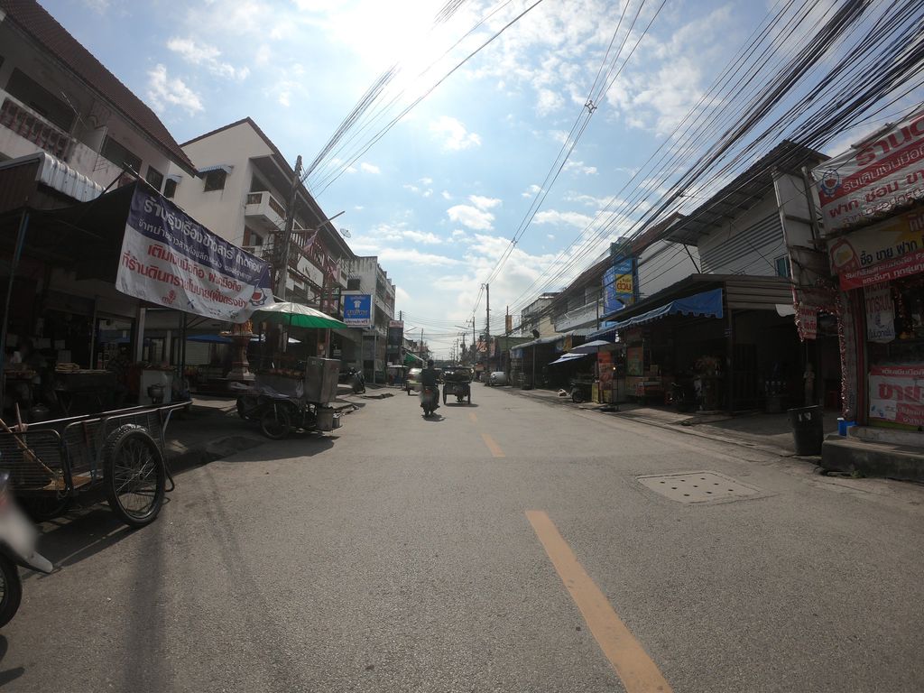 ภาพถนนตรงที่ ร้านเสริมสวย ปารีส ซาลอน เชียงใหม่ Paris Salon Chiang Mai ตั้งอยู่ ถ่ายโดย chanuwath_grab พ.ศ. 2562 (2019) · A street-level view of where ร้านเสริมสวย ปารีส ซาลอน เชียงใหม่ Paris Salon Chiang Mai stands, by chanuwath_grab in 2562 (2019)