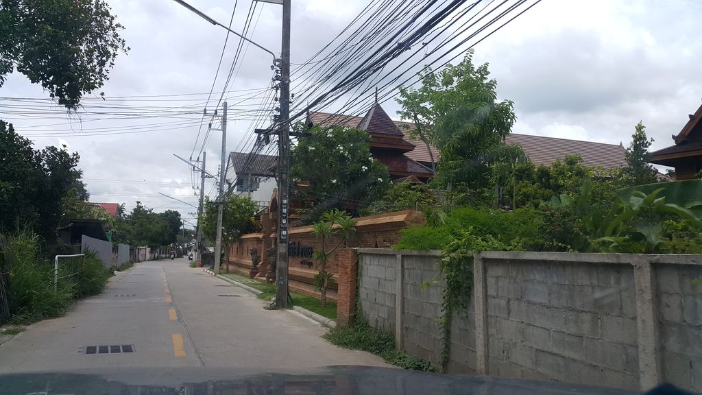 ภาพถนนตรงที่ บ้านนิวนิศา ตั้งอยู่ ถ่ายโดย jrcarlsen พ.ศ. 2560 (2017) · A street-level view of where บ้านนิวนิศา · Ban New Nisa stands, by jrcarlsen in 2560 (2017)