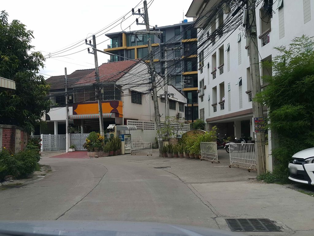 ภาพถนนตรงที่ Lisnimman ที่พักนิมมาน13 ตั้งอยู่ ถ่ายโดย jrcarlsen พ.ศ. 2558 (2015) · A street-level view of where Lisnimman ที่พักนิมมาน13 stands, by jrcarlsen in 2558 (2015)