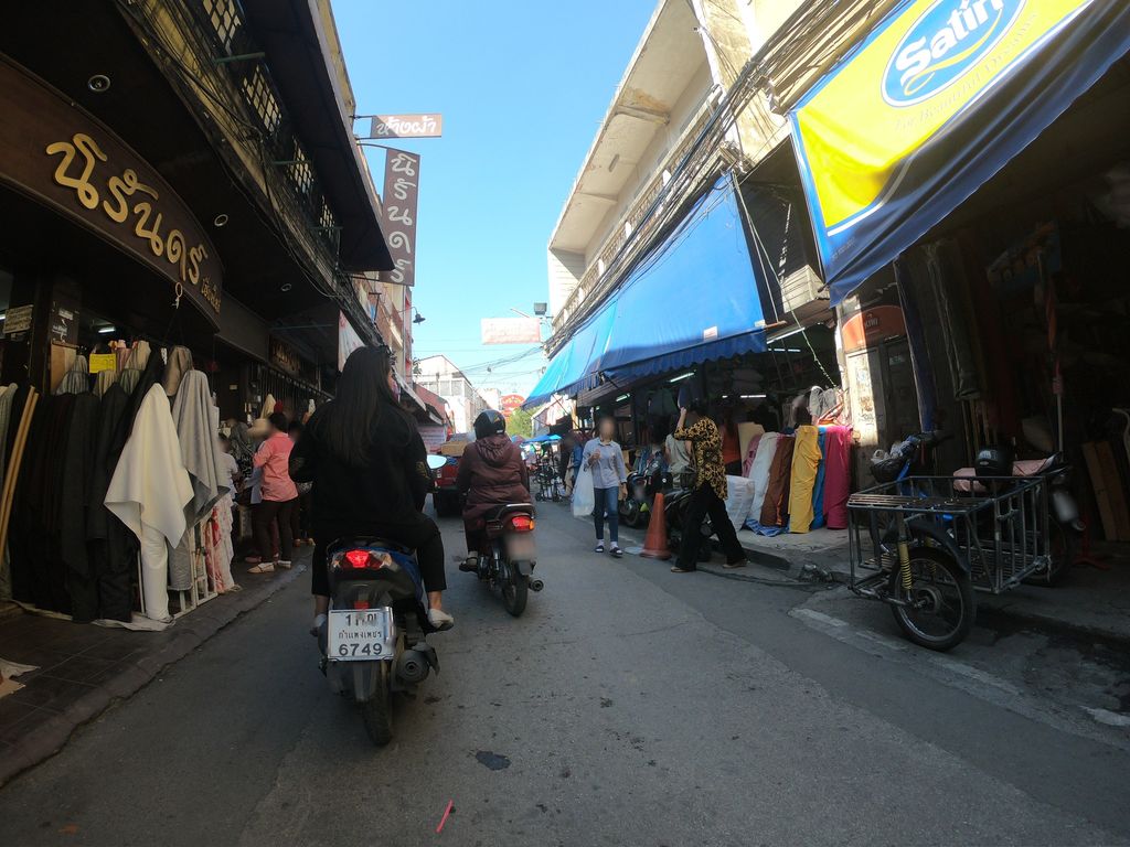 ภาพถนนตรงที่ ร้านผ้านิรันดร์ ตั้งอยู่ ถ่ายโดย chanuwath_grab พ.ศ. 2562 (2019) · A street-level view of where ร้านผ้านิรันดร์ · Ran Pha Niran stands, by chanuwath_grab in 2562 (2019)