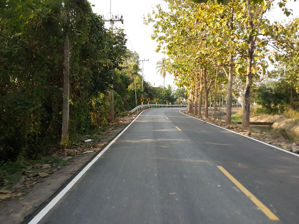 ภาพถนนตรงที่ Ruen Come In Organic Farm ตั้งอยู่ ถ่ายโดย jrcarlsen พ.ศ. 2558 (2015) · A street-level view of where Ruen Come In Organic Farm stands, by jrcarlsen in 2558 (2015)