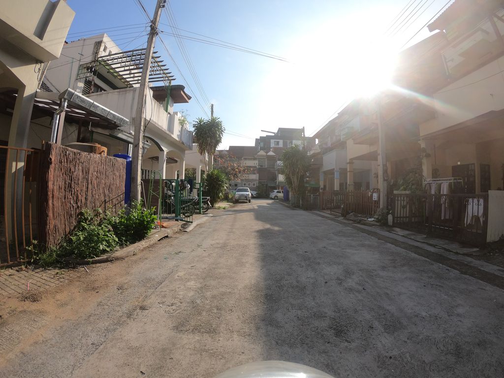 ภาพถนนตรงที่ ราชาปลาอบโอ่ง สาขาเจ็ดยอด ตั้งอยู่ ถ่ายโดย chanuwath_grab พ.ศ. 2562 (2019) · A street-level view of where ราชาปลาอบโอ่ง สาขาเจ็ดยอด · Racha Pla Op Ong Sakha Chet Yot stands, by chanuwath_grab in 2562 (2019)