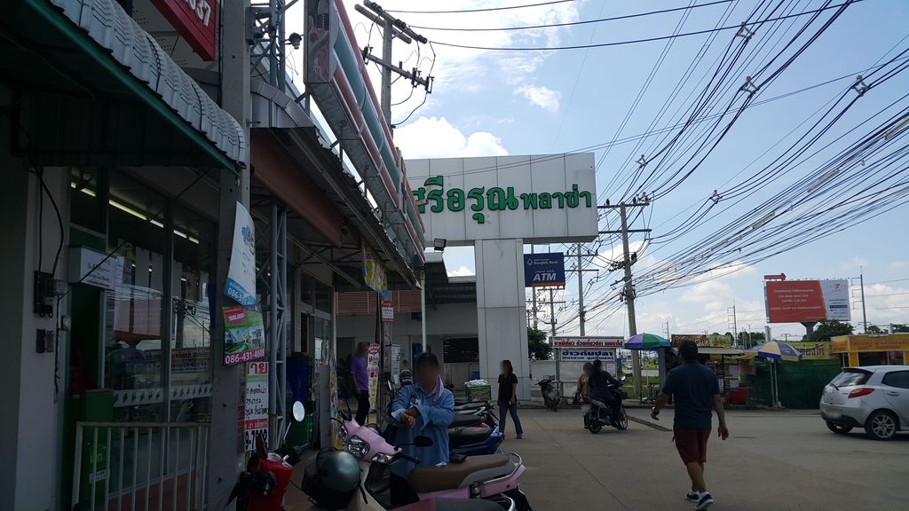 ภาพถนนตรงที่ แสนดี อาหารสัตว์ ตั้งอยู่ ถ่ายโดย jrcarlsen พ.ศ. 2559 (2016) · A street-level view of where แสนดี อาหารสัตว์ · Saendi Ahansat stands, by jrcarlsen in 2559 (2016)