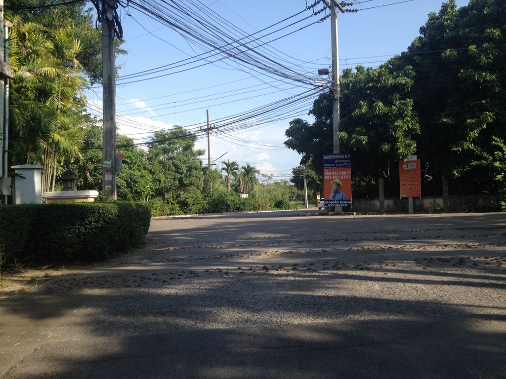 ภาพถนนตรงที่ Taraburi Resort and Spa ตั้งอยู่ ถ่ายโดย jimwatana พ.ศ. 2558 (2015) · A street-level view of where Taraburi Resort and Spa stands, by jimwatana in 2558 (2015)