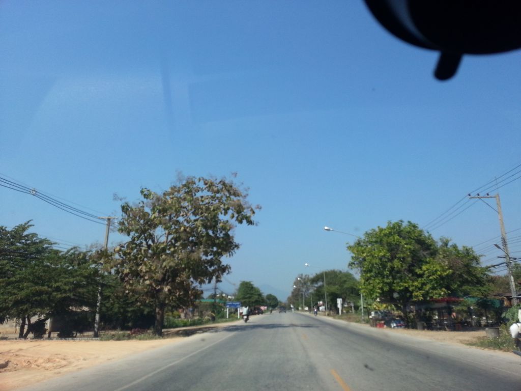 ภาพถนนตรงที่ ลูกชิ้นทองสุข-แม่สล่า ตั้งอยู่ ถ่ายโดย mishari พ.ศ. 2558 (2015) · A street-level view of where ลูกชิ้นทองสุข-แม่สล่า · Lukchin Thong Suk-mae Sala stands, by mishari in 2558 (2015)