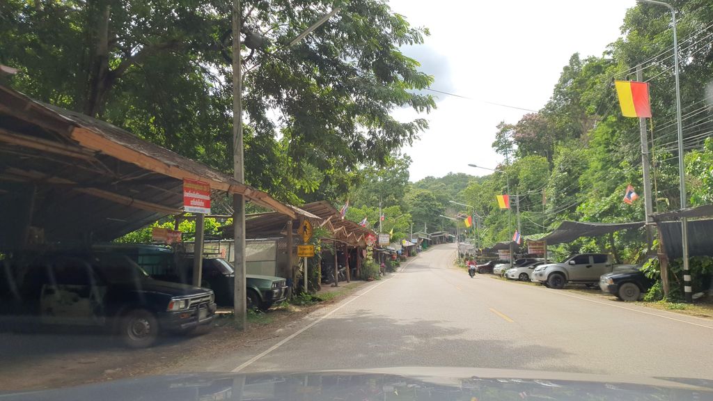 ภาพถนนตรงที่ บ้านพักชมดอย ตั้งอยู่ ถ่ายโดย jrcarlsen พ.ศ. 2564 (2021) · A street-level view of where บ้านพักชมดอย · Chomdoi Guest house stands, by jrcarlsen in 2564 (2021)