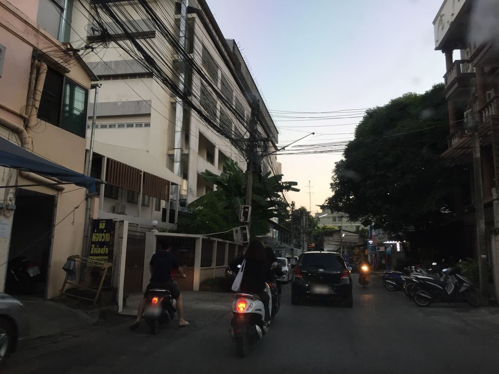 ภาพถนนตรงที่ Pinkky บิวตี้ซาลอน ตั้งอยู่ ถ่ายโดย kyoko พ.ศ. 2561 (2018) · A street-level view of where Pinkky บิวตี้ซาลอน stands, by kyoko in 2561 (2018)