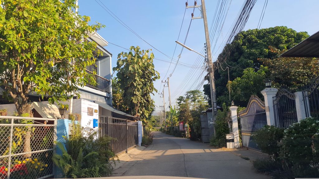 ภาพถนนตรงที่ ร้านลาบไก่ป้าศิล ตั้งอยู่ ถ่ายโดย jrcarlsen พ.ศ. 2566 (2023) · A street-level view of where ร้านลาบไก่ป้าศิล · Ran Lapkai Pa Sin stands, by jrcarlsen in 2566 (2023)
