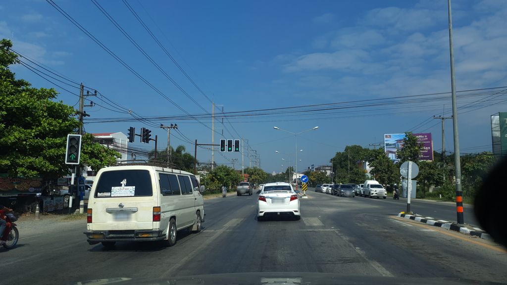 ภาพถนนตรงที่ ส้มตำ อ้อมแอ้ม แซ่บซี้ด ตั้งอยู่ ถ่ายโดย jrcarlsen พ.ศ. 2562 (2019) · A street-level view of where ส้มตำ อ้อมแอ้ม แซ่บซี้ด · Som Tam Omaem Saepsit stands, by jrcarlsen in 2562 (2019)