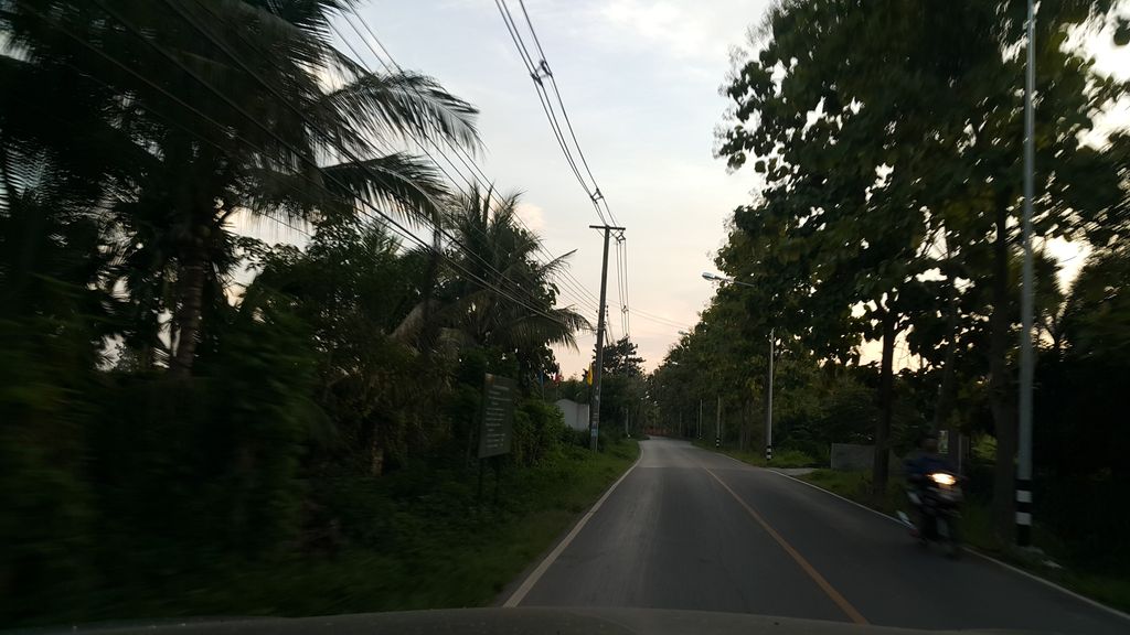 ภาพถนนตรงที่ วัดพระบาทตีนนก ตั้งอยู่ ถ่ายโดย jrcarlsen พ.ศ. 2559 (2016) · A street-level view of where วัดพระบาทตีนนก · Wat Phra Bat Tin Nok stands, by jrcarlsen in 2559 (2016)