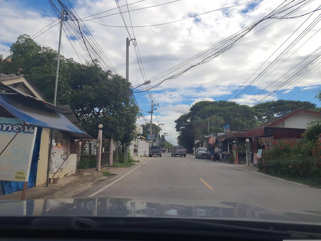 ภาพถนนตรงที่ ครัวลุงหมู ตั้งอยู่ ถ่ายโดย jrcarlsen พ.ศ. 2566 (2023) · A street-level view of where ครัวลุงหมู · Khrualungmu stands, by jrcarlsen in 2566 (2023)