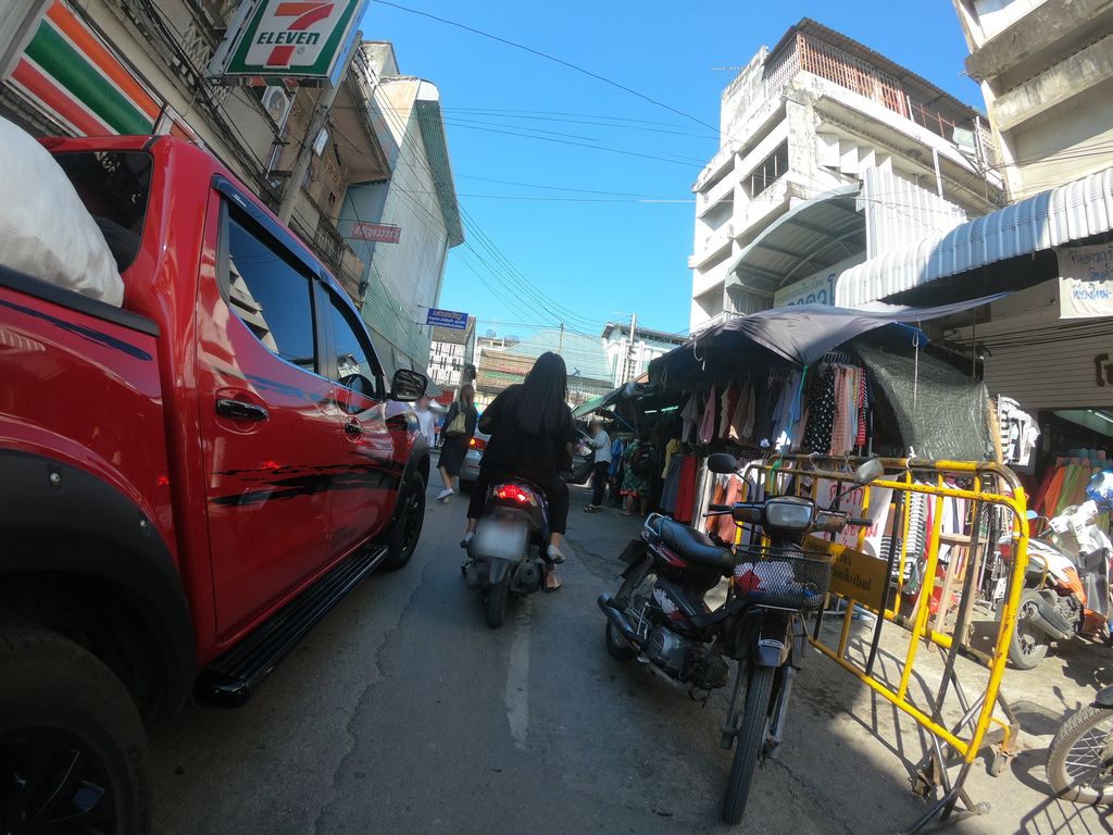 ภาพถนนตรงที่ Bigbang kids shop chiangmai ตั้งอยู่ ถ่ายโดย chanuwath_grab พ.ศ. 2562 (2019) · A street-level view of where Bigbang kids shop chiangmai stands, by chanuwath_grab in 2562 (2019)