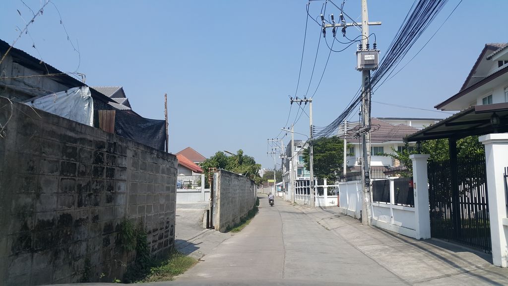 ภาพถนนตรงที่ บริษัทบุญประเสริฐศุภโชติขนส่งจำกัด ตั้งอยู่ ถ่ายโดย jrcarlsen พ.ศ. 2560 (2017) · A street-level view of where บริษัทบุญประเสริฐศุภโชติขนส่งจำกัด · Bunprasoet Sup Choti Khanasong Chamkat Company stands, by jrcarlsen in 2560 (2017)