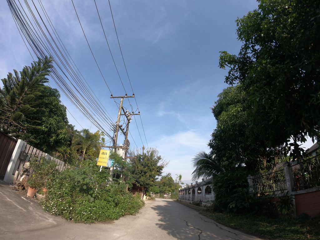 ภาพถนนตรงที่ หมู่บ้านเทียมพร ตั้งอยู่ ถ่ายโดย chanuwath_grab พ.ศ. 2562 (2019) · A street-level view of where หมู่บ้านเทียมพร · Thiam Phon Village stands, by chanuwath_grab in 2562 (2019)