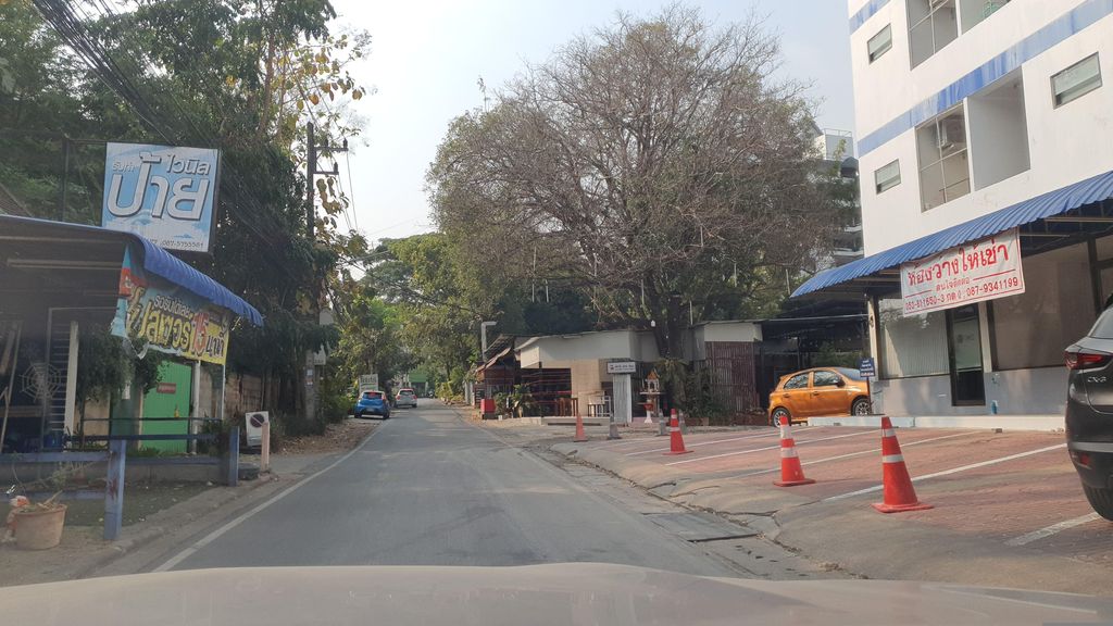 ภาพถนนตรงที่ เจสซาลอน ดัดวอลลุ่มเชียงใหม่ ตั้งอยู่ ถ่ายโดย jrcarlsen พ.ศ. 2566 (2023) · A street-level view of where เจสซาลอน ดัดวอลลุ่มเชียงใหม่ · Chetsanon Datwonlum Chiang Mai stands, by jrcarlsen in 2566 (2023)
