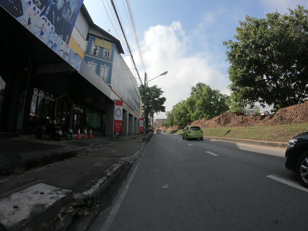 ภาพถนนตรงที่ Euphoria Cocktail Lounge ตั้งอยู่ ถ่ายโดย chanuwath_grab พ.ศ. 2562 (2019) · A street-level view of where Euphoria Cocktail Lounge stands, by chanuwath_grab in 2562 (2019)