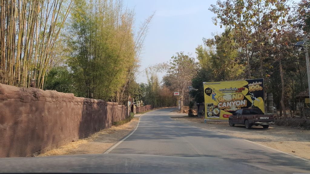 ภาพถนนตรงที่ แคนยอน เชียงใหม่ Grand Canyon Chiangmai ตั้งอยู่ ถ่ายโดย jrcarlsen พ.ศ. 2566 (2023) · A street-level view of where แคนยอน เชียงใหม่ Grand Canyon Chiangmai stands, by jrcarlsen in 2566 (2023)