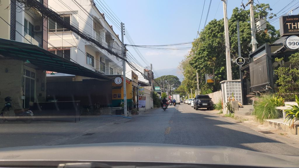 ภาพถนนตรงที่ Crown Massage ตั้งอยู่ ถ่ายโดย jrcarlsen พ.ศ. 2566 (2023) · A street-level view of where Crown Massage stands, by jrcarlsen in 2566 (2023)