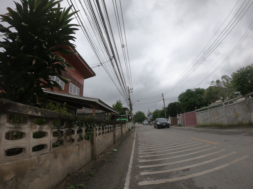 ภาพถนนตรงที่ Tonnam Homestay ChiangMai ตั้งอยู่ ถ่ายโดย chanuwath_grab พ.ศ. 2562 (2019) · A street-level view of where Tonnam Homestay ChiangMai stands, by chanuwath_grab in 2562 (2019)