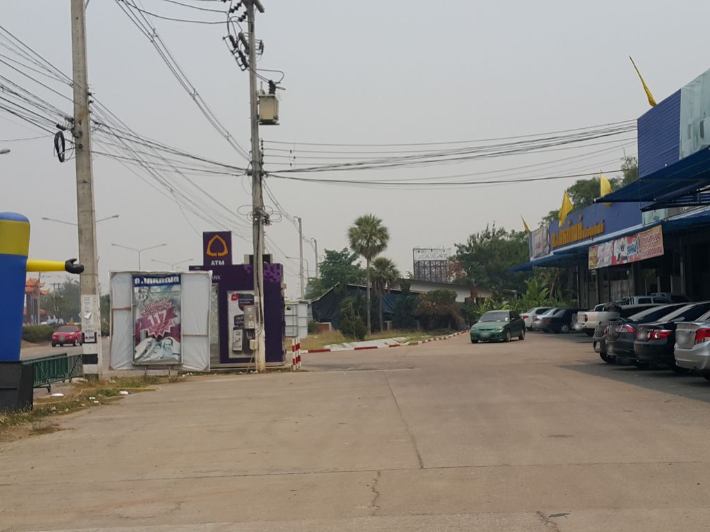 ภาพถนนตรงที่ ค.เคหภัณฑ์ คลังกระเบื้องและสุขภัณฑ์ ตั้งอยู่ ถ่ายโดย jrcarlsen พ.ศ. 2559 (2016) · A street-level view of where ค.เคหภัณฑ์ คลังกระเบื้องและสุขภัณฑ์ · Kha.khehaphan Khlang Krabueang Lae Sukphan stands, by jrcarlsen in 2559 (2016)