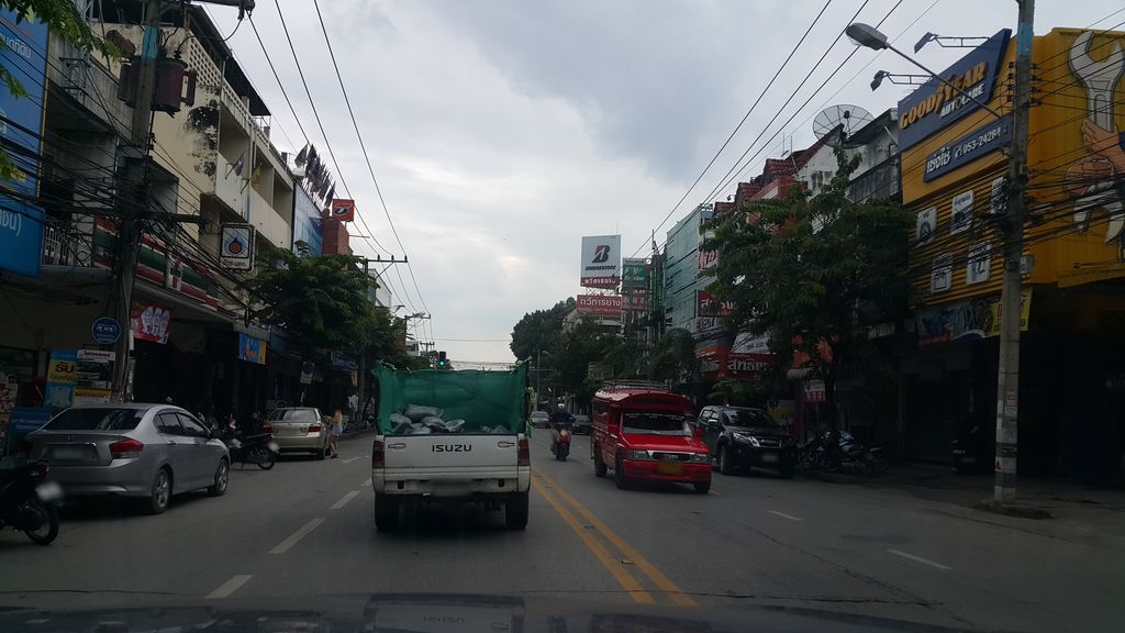 ภาพถนนตรงที่ ราชาบุรีบะหมี่เกี๊ยว สันป่าข่อย ตั้งอยู่ ถ่ายโดย jrcarlsen พ.ศ. 2560 (2017) · A street-level view of where ราชาบุรีบะหมี่เกี๊ยว สันป่าข่อย · Racha Buri Bamikiao San Pa Khoi stands, by jrcarlsen in 2560 (2017)