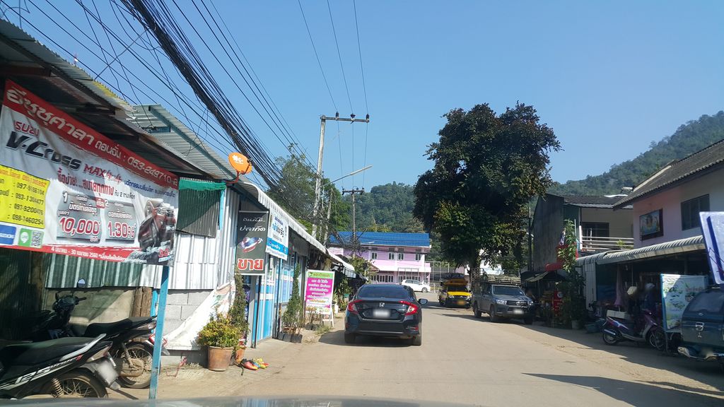 ภาพถนนตรงที่ ร้าน เซฟตี้นานา ตั้งอยู่ ถ่ายโดย jrcarlsen พ.ศ. 2560 (2017) · A street-level view of where ร้าน เซฟตี้นานา · Ran Septinana stands, by jrcarlsen in 2560 (2017)