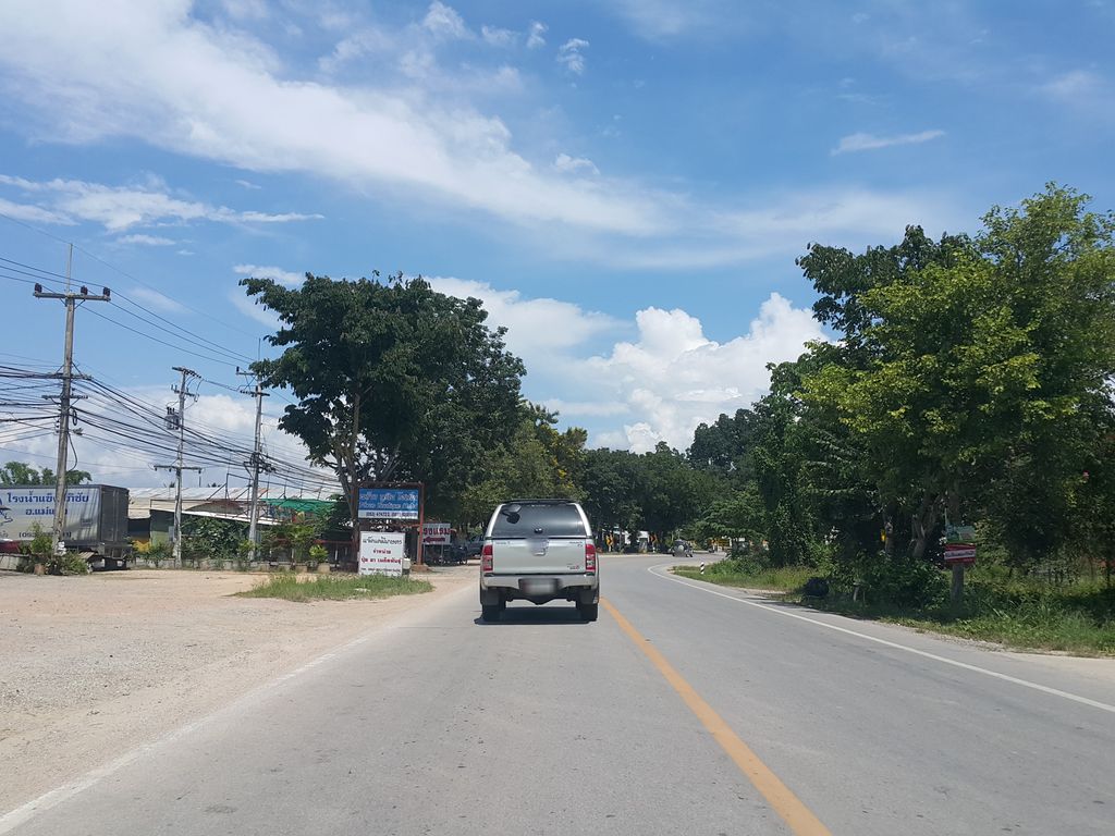 ภาพถนนตรงที่ Cเชนแม็กซิ่ง ตั้งอยู่ ถ่ายโดย jrcarlsen พ.ศ. 2558 (2015) · A street-level view of where Cเชนแม็กซิ่ง · Cchenmaeksing stands, by jrcarlsen in 2558 (2015)