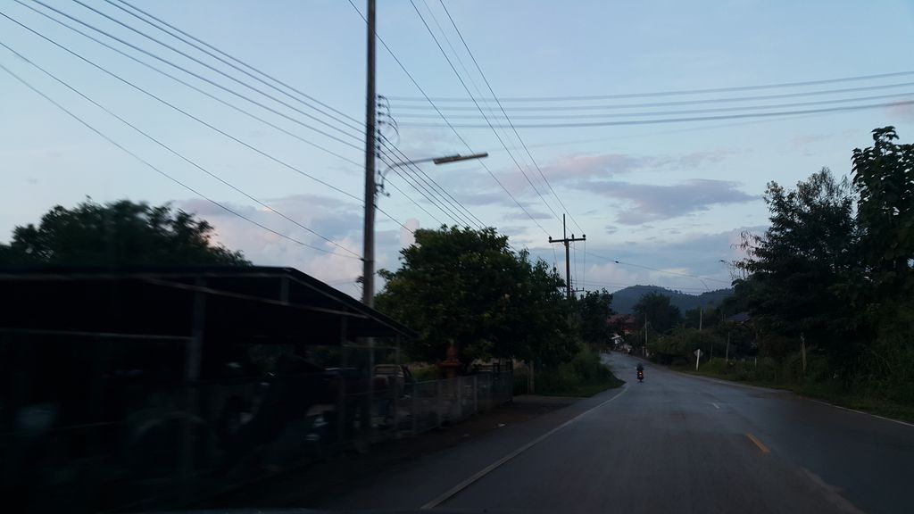 ภาพถนนตรงที่ ก๋วยเตี๋ยวเฮียน้อย ตั้งอยู่ ถ่ายโดย jrcarlsen พ.ศ. 2559 (2016) · A street-level view of where ก๋วยเตี๋ยวเฮียน้อย · Kuaitiao Hia Noi stands, by jrcarlsen in 2559 (2016)