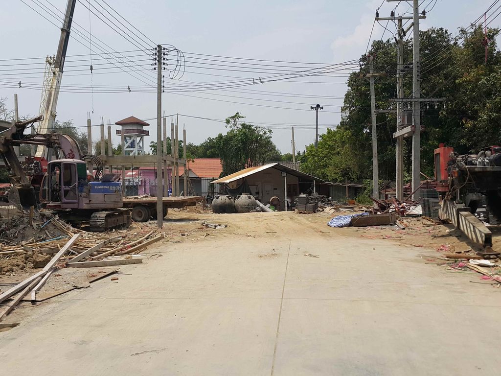 ภาพถนนตรงที่ Clever Clinic ตั้งอยู่ ถ่ายโดย jrcarlsen พ.ศ. 2558 (2015) · A street-level view of where Clever Clinic stands, by jrcarlsen in 2558 (2015)