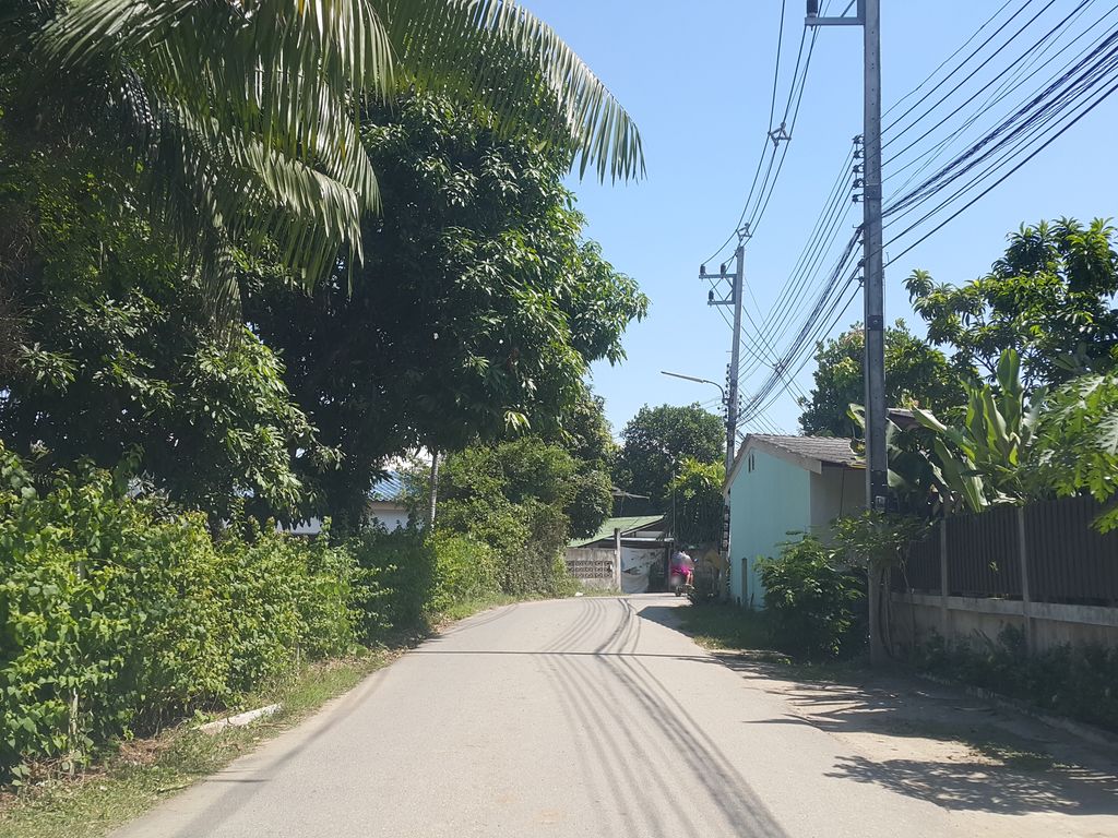 ภาพถนนตรงที่ Radateeree Boutique Resort ตั้งอยู่ ถ่ายโดย jrcarlsen พ.ศ. 2558 (2015) · A street-level view of where Radateeree Boutique Resort stands, by jrcarlsen in 2558 (2015)
