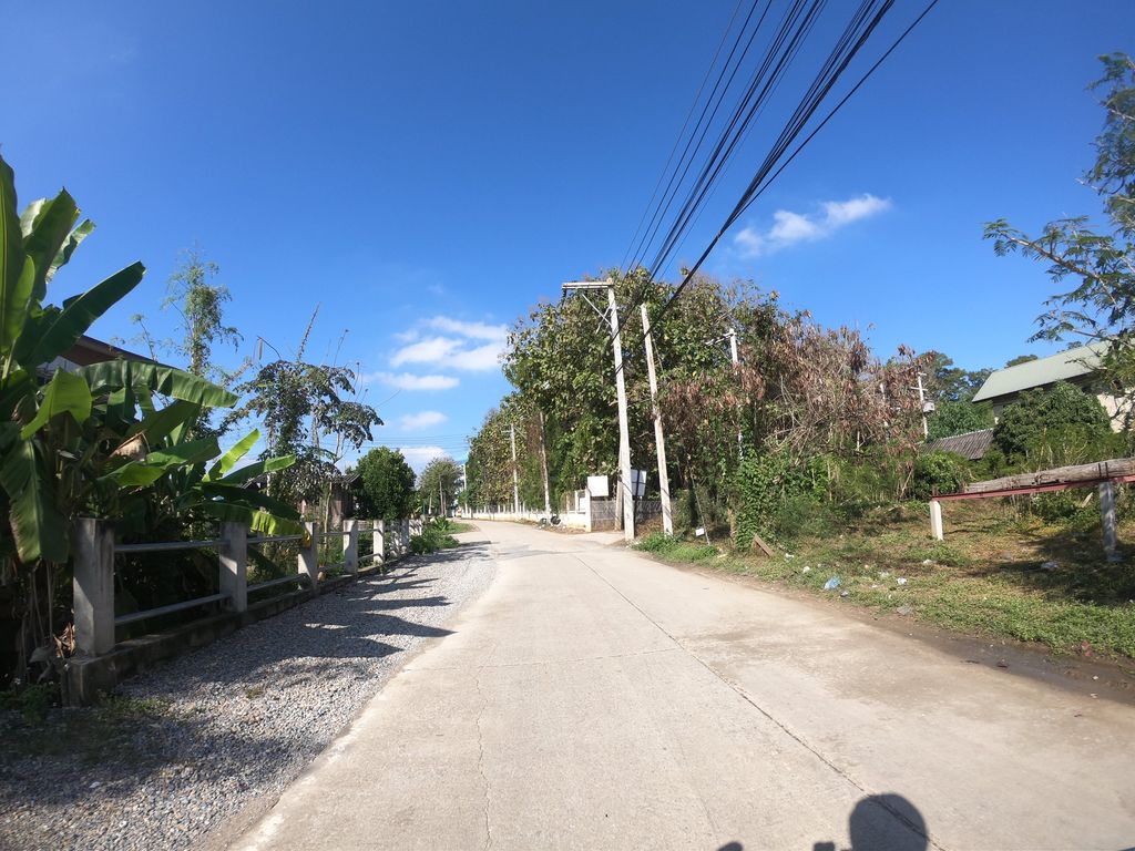 ภาพถนนตรงที่ Benjamin ตั้งอยู่ ถ่ายโดย chanuwath_grab พ.ศ. 2562 (2019) · A street-level view of where Benjamin stands, by chanuwath_grab in 2562 (2019)
