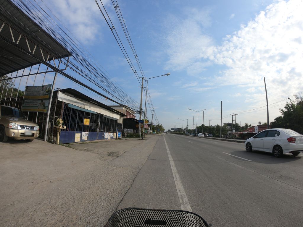 ภาพถนนตรงที่ อารักษ์ คาร์เซ็นเตอร์ ตั้งอยู่ ถ่ายโดย chanuwath_grab พ.ศ. 2562 (2019) · A street-level view of where อารักษ์ คาร์เซ็นเตอร์ · Arak Car Center stands, by chanuwath_grab in 2562 (2019)