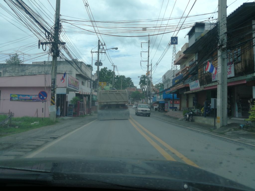 ภาพถนนตรงที่ จอมทองรักษาสัตว์ ตั้งอยู่ ถ่ายโดย chanon พ.ศ. 2561 (2018) · A street-level view of where จอมทองรักษาสัตว์ · Chom Thong Raksasat stands, by chanon in 2561 (2018)