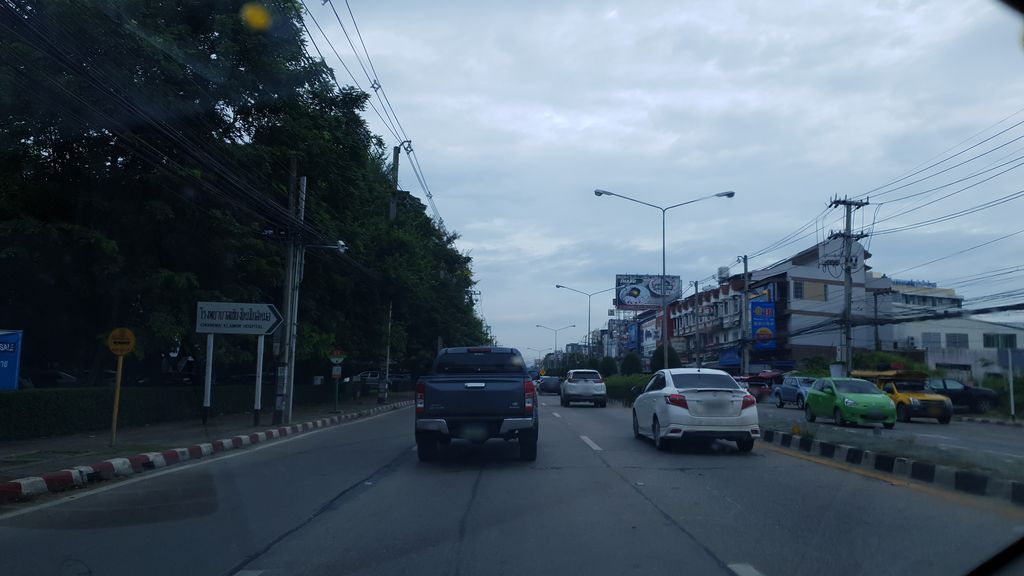 ภาพถนนตรงที่ Thonglor Pet Hospital Chiang Mai Airport ตั้งอยู่ ถ่ายโดย silamanee พ.ศ. 2561 (2018) · A street-level view of where Thonglor Pet Hospital Chiang Mai Airport stands, by silamanee in 2561 (2018)