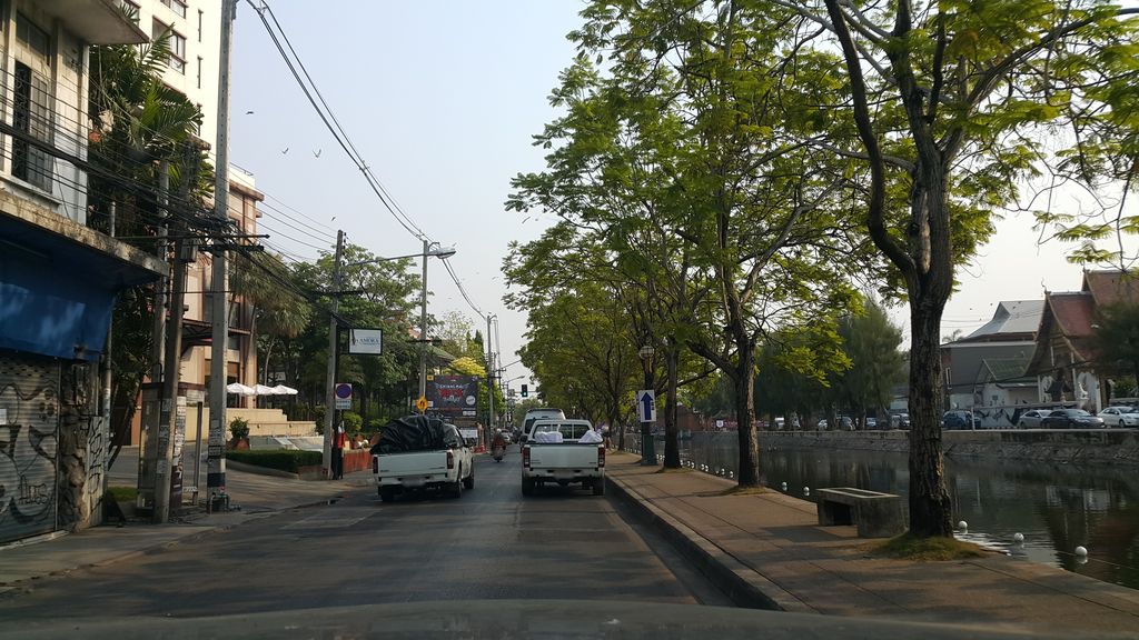 ภาพถนนตรงที่ ป้าย่น ทันตคลินิก ตั้งอยู่ ถ่ายโดย jrcarlsen พ.ศ. 2560 (2017) · A street-level view of where ป้าย่น ทันตคลินิก · Paina Thantakhlinik stands, by jrcarlsen in 2560 (2017)