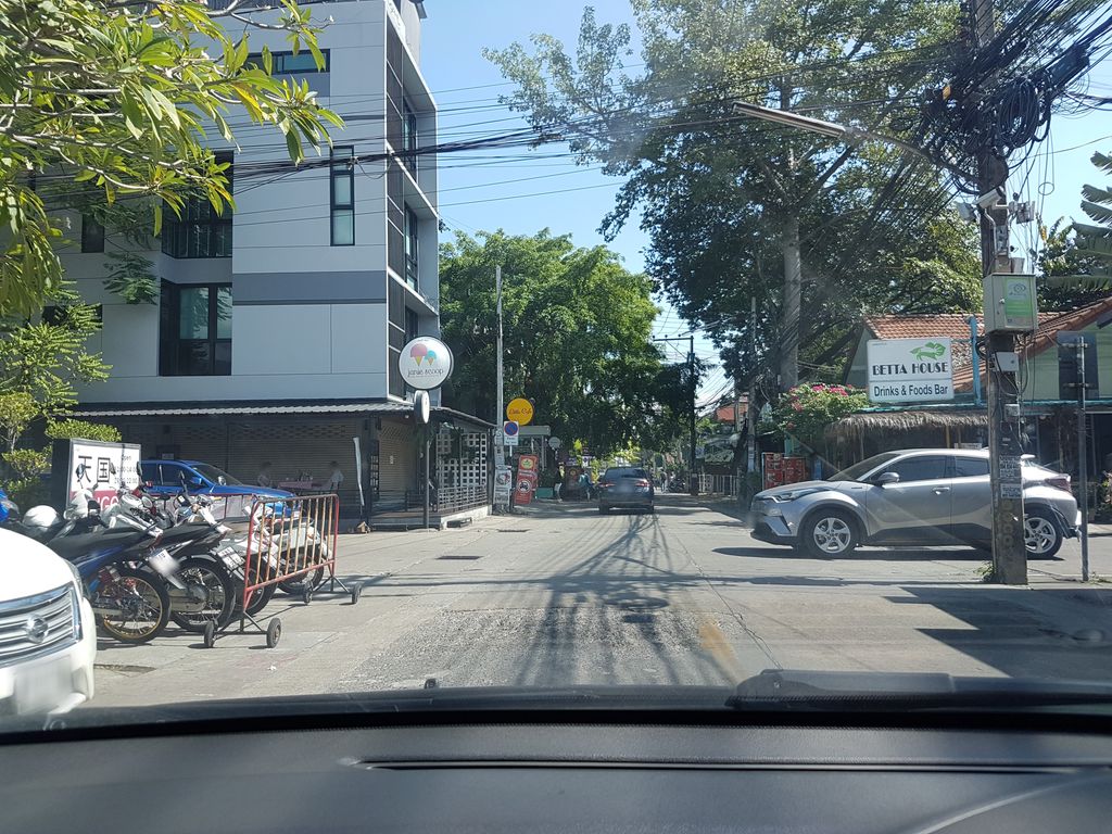 ภาพถนนตรงที่ Ari : Art and Naturalist ตั้งอยู่ ถ่ายโดย ekkarin พ.ศ. 2561 (2018) · A street-level view of where Ari : Art and Naturalist stands, by ekkarin in 2561 (2018)