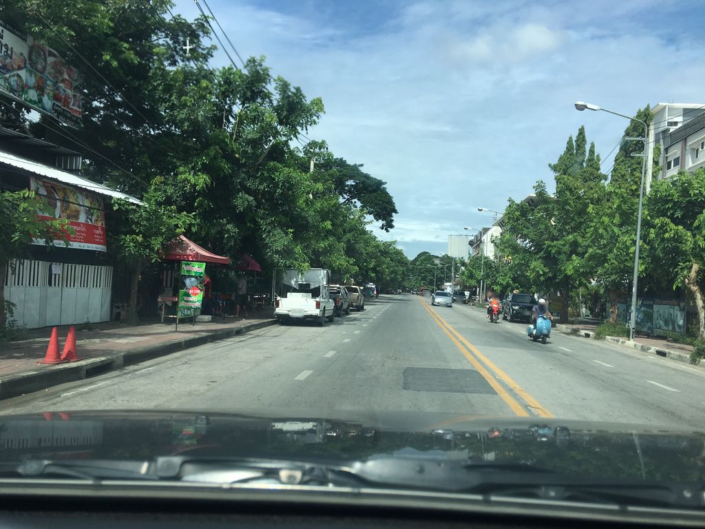 ภาพถนนตรงที่ ก๋วยเตี๋ยวบ้านไม้ ตั้งอยู่ ถ่ายโดย wapriz พ.ศ. 2561 (2018) · A street-level view of where ก๋วยเตี๋ยวบ้านไม้ · Kuaitiao Ban Mai stands, by wapriz in 2561 (2018)