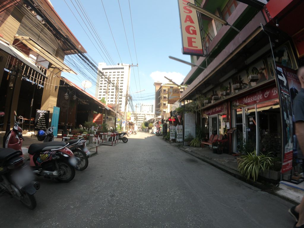 ภาพถนนตรงที่ Na Kalare Massage ตั้งอยู่ ถ่ายโดย chanuwath_grab พ.ศ. 2562 (2019) · A street-level view of where Na Kalare Massage stands, by chanuwath_grab in 2562 (2019)