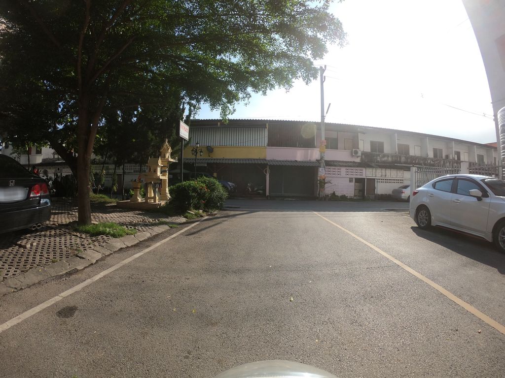 ภาพถนนตรงที่ Cozeo ตั้งอยู่ ถ่ายโดย chanuwath_grab พ.ศ. 2562 (2019) · A street-level view of where Cozeo stands, by chanuwath_grab in 2562 (2019)