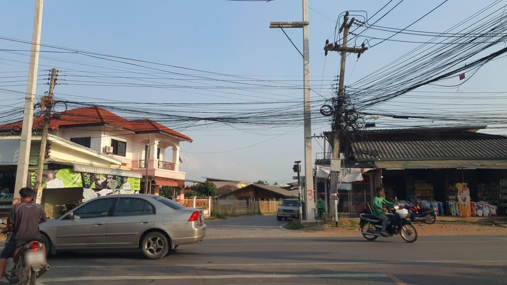 ภาพถนนตรงที่ โรงพยาบาลส่งเสริมสุขภาพ ดอนเปา ตั้งอยู่ ถ่ายโดย jrcarlsen พ.ศ. 2565 (2022) · A street-level view of where โรงพยาบาลส่งเสริมสุขภาพ ดอนเปา · Songsoem Sukkhaphap Donpao Hospital stands, by jrcarlsen in 2565 (2022)