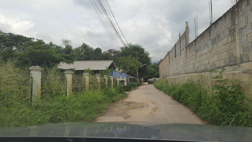 ภาพถนนตรงที่ ขายเฟอเรทเชียงใหม่ ตั้งอยู่ ถ่ายโดย jrcarlsen พ.ศ. 2564 (2021) · A street-level view of where ขายเฟอเรทเชียงใหม่ · Khai Foeret Chiang Mai stands, by jrcarlsen in 2564 (2021)