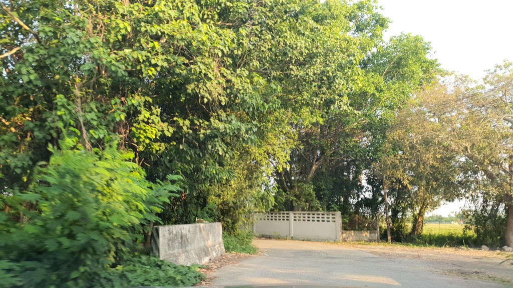 ภาพถนนตรงที่ Chaiyo Church, Chiang Mai - คริสตจักรไชโย ตั้งอยู่ ถ่ายโดย jrcarlsen พ.ศ. 2565 (2022) · A street-level view of where Chaiyo Church, Chiang Mai - คริสตจักรไชโย stands, by jrcarlsen in 2565 (2022)