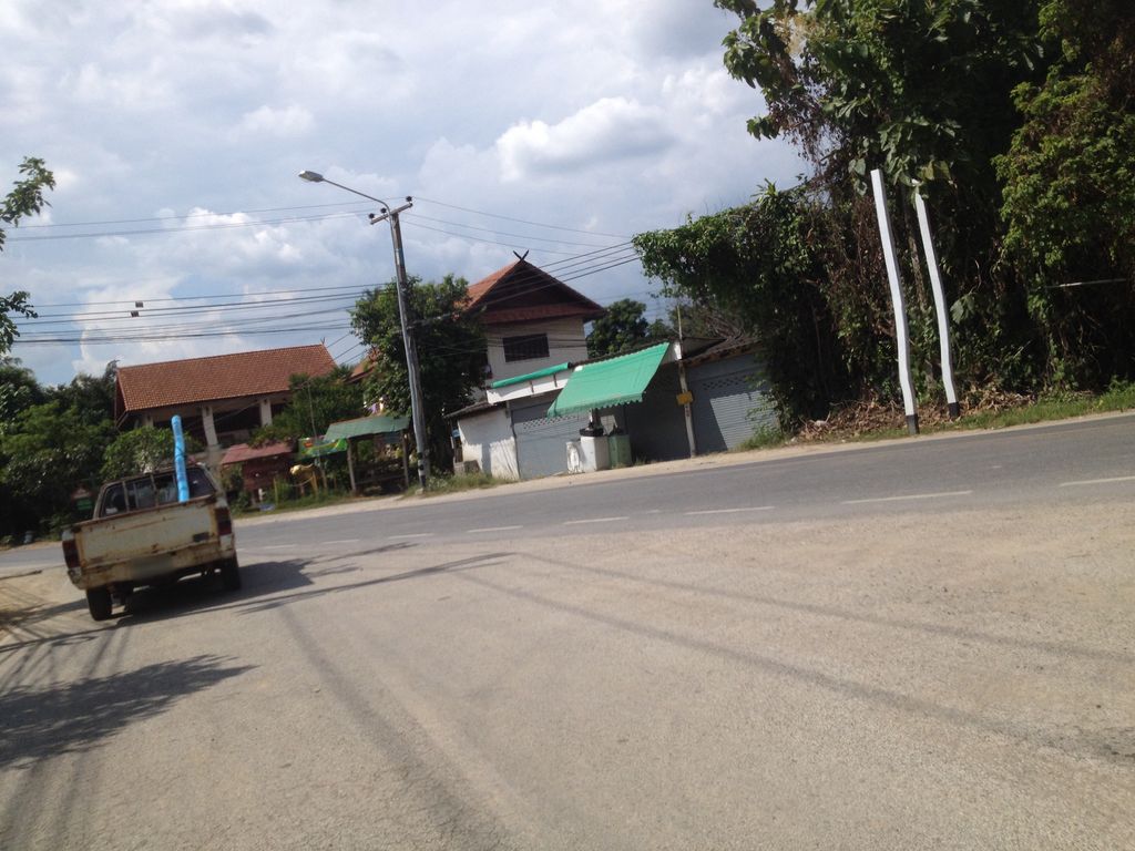 ภาพถนนตรงที่ ปลาซักอบรีด ตั้งอยู่ ถ่ายโดย jimwatana พ.ศ. 2558 (2015) · A street-level view of where ปลาซักอบรีด · Plasakabrit stands, by jimwatana in 2558 (2015)