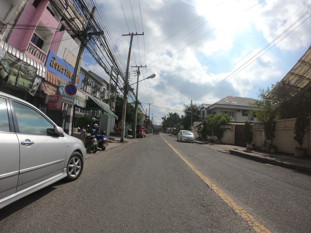 ภาพถนนตรงที่ En Vieng House ตั้งอยู่ ถ่ายโดย chanuwath_grab พ.ศ. 2562 (2019) · A street-level view of where En Vieng House stands, by chanuwath_grab in 2562 (2019)