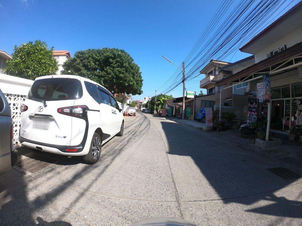 ภาพถนนตรงที่ Dee Cafe ตั้งอยู่ ถ่ายโดย chanuwath_grab พ.ศ. 2562 (2019) · A street-level view of where Dee Cafe stands, by chanuwath_grab in 2562 (2019)
