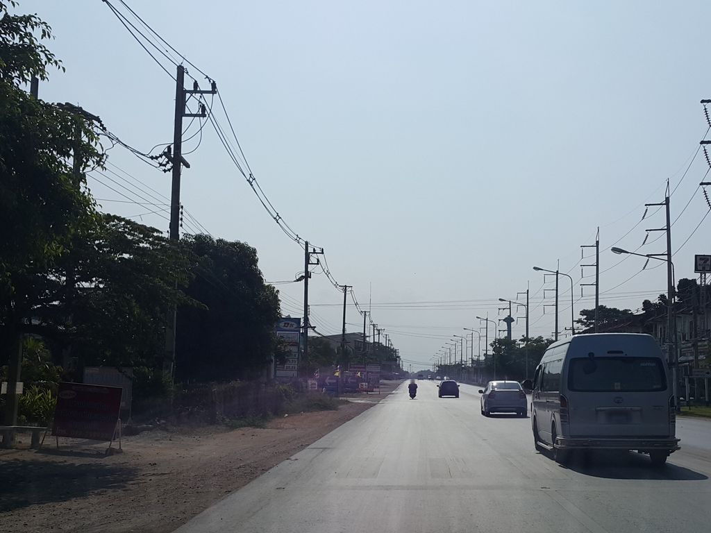 ภาพถนนตรงที่ ชาจอมพล-สาขาจอมทอง ตั้งอยู่ ถ่ายโดย jrcarlsen พ.ศ. 2558 (2015) · A street-level view of where ชาจอมพล-สาขาจอมทอง · Chatamaphon-sakha Chom Thong stands, by jrcarlsen in 2558 (2015)